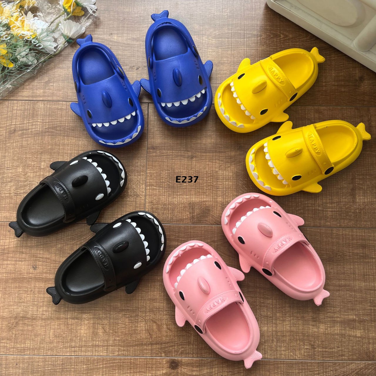 Slipper Happy Shark Black-Pink-Blue-Yellow